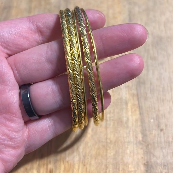 Beauty Collection 5 Gold Tone Bangles - Picture 3 of 4